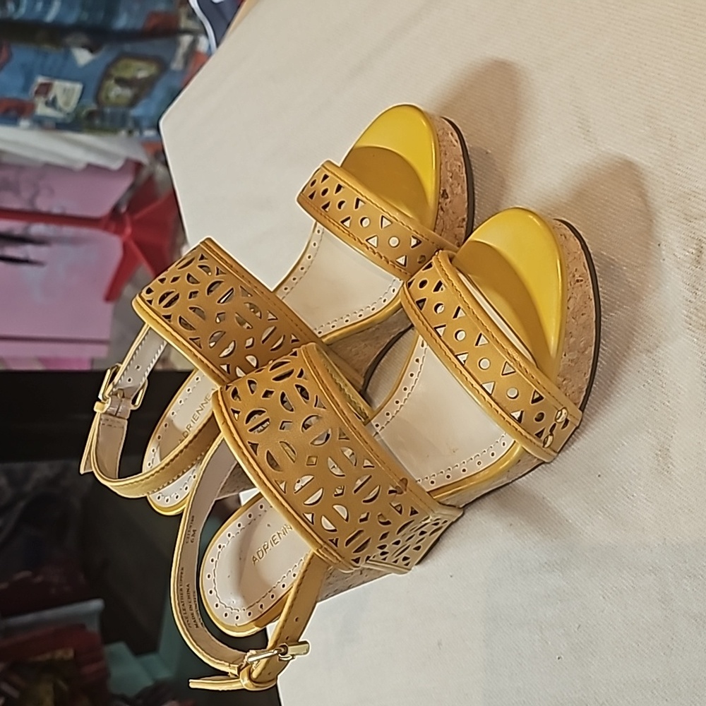 Adrienne Vittadini Mustard Wedge New Size 6
